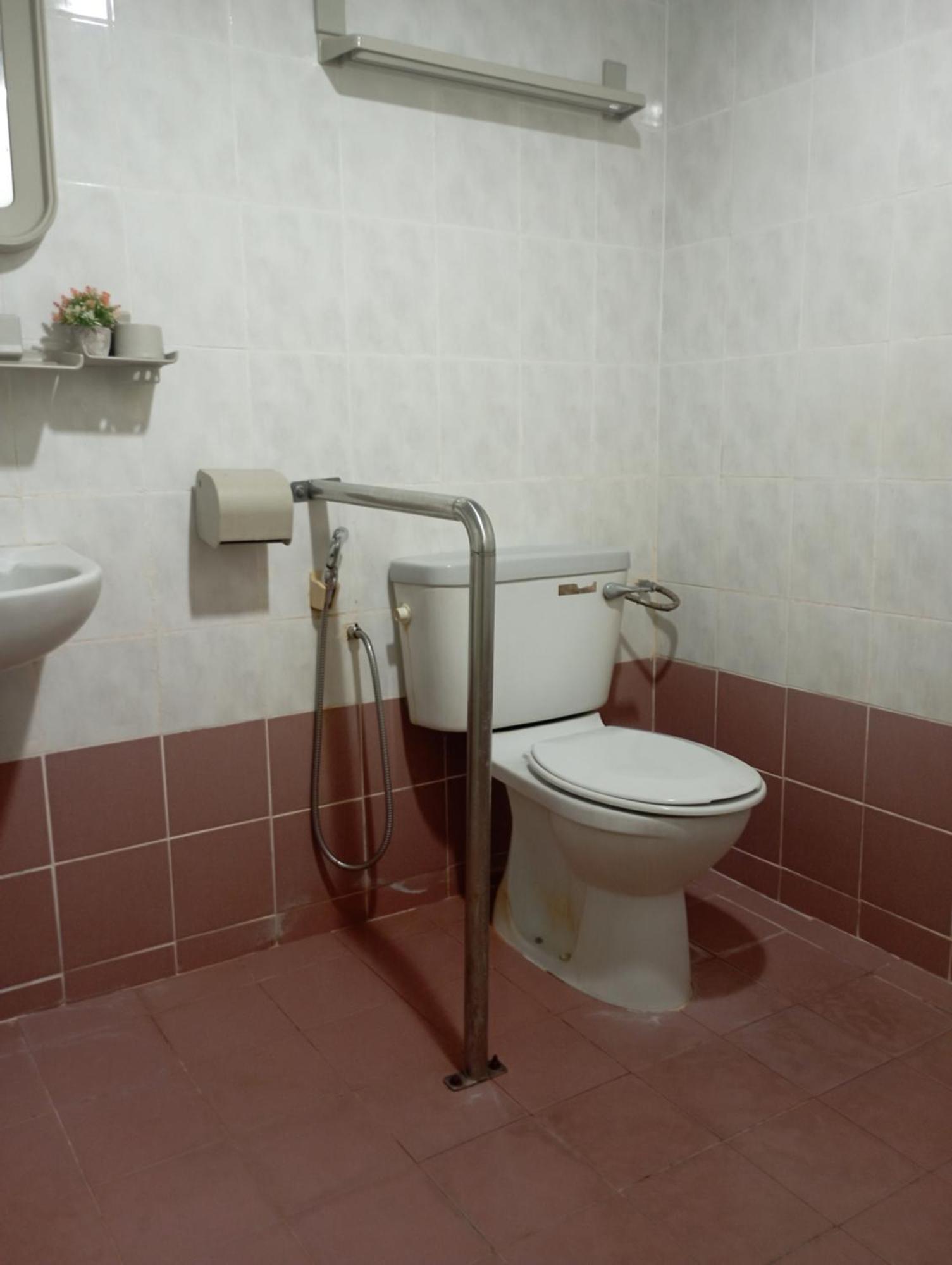 Suria Hotel Sdn Bhd Кота Бару Екстериор снимка